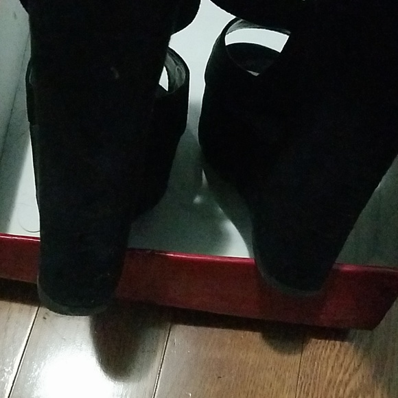 Shoes - Picture 3 of 4